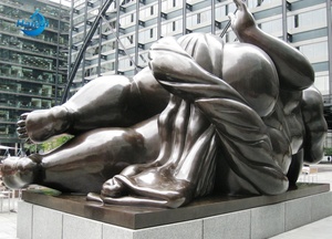 Statue décorative d'art moderne en métal bronze, grande taille, représentant une femme obèse allongée, sculpture de Fernando Botero pour place de ville - Product Image 6