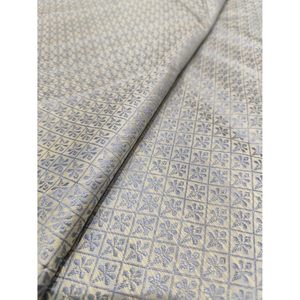 Tela Brocada Triloki con Patrón Abstracto Gris de 44 Pulgadas, Material Metálico para Manualidades, Costura, Acolchado y DIY, Seda Cruda de Poliéster de Peso Medio - Product Image 4