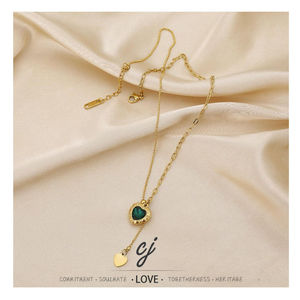 Collana con Ciondolo in Acciaio Inossidabile Placcato Oro con Zirconi Carline, Regalo di Compleanno per Donne - Product Image 1