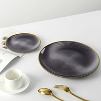 Verre noir de 13 pouces pour assiette de présentation avec bord doré Plat de service décoratif de mariage élégant pour le dîner Assiette en verre ronde