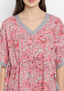 Rose Gris Main Bloc Floral Imprimé Technique Tie-Up Taille 100% Coton Doux Caftan Avec Demi Manches & Décolleté En V - Product Image 5