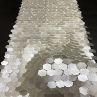 Tissu à paillettes hexagonales plates de 25 mm en polyester, idéal pour la broderie et les robes féminines, pouvant être assemblé