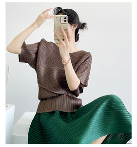 T-shirt da <span class=keywords><strong>donna</strong></span> Miyake plissettata a tinta unita in poliestere, elegante, con laccio in vita, maniche a pipistrello, collo alto, estiva 2025 - Product Image 4