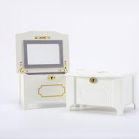 Boîte à bijoux personnalisée de luxe croix en bois blanc fait main en MDF avec serrure à clé miroir pour l'artisanat