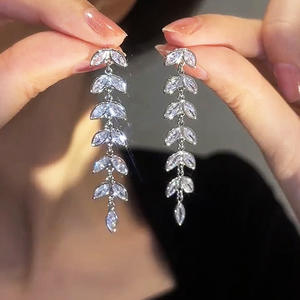 Pendientes de Araña E3644 en Oro Blanco con Cristales de Estrás, Diseño de Planta, Engaste de Garra, Estilo Clásico para Boda de Mujer - Product Image 3