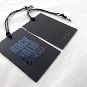 Etiqueta colgante negra mate personalizada con logotipo negro, etiqueta colgante de impresión UV transparente, billete de columpio de papel reciclado para etiqueta de ropa - Product Image 2