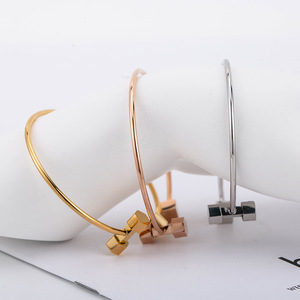 กำไลข้อมือรูปตัว C แบบเปิดทำจากไทเทเนียมสตีลทรงเรขาคณิตสำหรับผู้หญิง สีโรสโกลด์และสีทอง เครื่องประดับแฟชั่น - Product Image 4