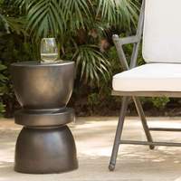 Silhouette structurelle géométrique avec finition verte brillante Accent moderne pour votre espace avec sa table d'appoint au design sablier