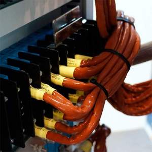 أنابيب حرارية قابلة للانكماش متوافقة باللون الأسود على خلفية صفراء مقاس 1/2 بوصة A18056 18056 12 مم × 1.5 متر لطابعات الملصقات الصناعية من دايمو راينو - Product Image 3