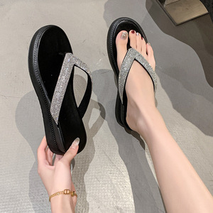 Commerce extérieur grande <span class=keywords><strong>taille</strong></span> tongs 2025 nouveauté été sandales compensées mode strass vêtements d'extérieur tongs pour femmes - Product Image 1