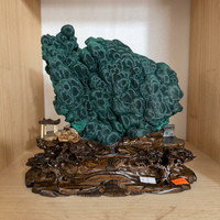 Malachite botryoïdale œil de chat naturelle avec base en bois sculptée à la main, décoration d'intérieur de luxe, pierre de collection