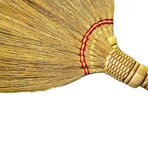 Mini Escoba de Mano de Fibra de Palma con Mango de Bambú – Cepillo de Limpieza de Polvo Natural Hecho a Mano - Product Image 4