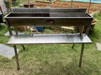 Barbecue au charbon de bois avec rôtissoire pour 40 brochettes