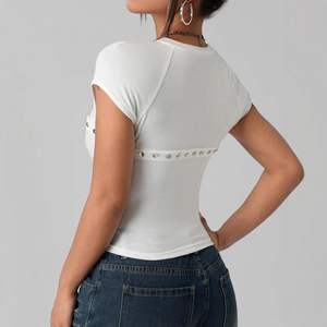 Top Corto Blanco de Manga Corta para Mujer, Estilo Urbano, Corte Regular, Tejido de Poliéster, Color Sólido, Cuello Redondo con Detalle de Tachuelas - Product Image 2