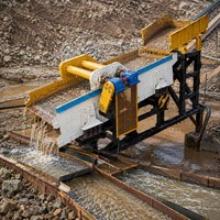 Équipement de criblage vibrant pour minerai d'or linéaire, acier au carbone haute dureté, moteur 100 kW, 380 V, capacité de criblage 0-300 t/h