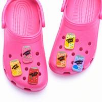 Promotion Breloques et pendentifs en forme de dessins animés (boissons, aliments, chaussures, canettes de soda, thé au lait, nourriture mexicaine, céréales de petit-déjeuner) pour sabots, cadeaux de fête, en gros