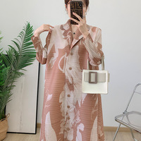 Vente directe usine Miyake – Nouvelle robe décontractée plissée à boutons, imprimé mode, col à revers, taille naturelle, coupe trapèze, collection Printemps-Été 2026