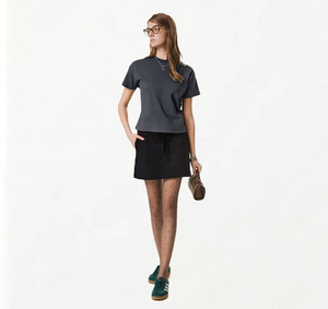 Camiseta de mujer de algodón de fibra larga estilo americano con cuello redondo, informal, deportiva, de manga corta, con logo y efecto adelgazante en el hombro. - Product Image 1