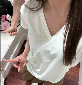 T-shirt da donna in cotone a maniche corte con scollo a V, tinta unita, ricamata, modello americano, modellante, per l'estate - Product Image 3