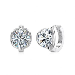 Boucles d'oreilles créoles à clipser Dylam Classic Elegance Design en argent 925 avec pierre de moissanite ronde D VVS1 pour usage quotidien - Product Image 1