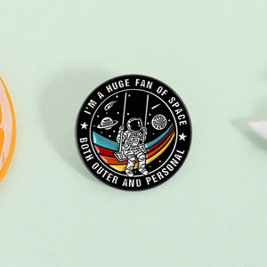 Broche émaillée pour fans de l'espace, espace personnel et extérieur, astronaute introverti, badge de revers, bijoux de science-fiction, cadeau en gros - Product Image 2