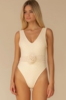 Fabricante de Bikinis, Traje de Baño Personalizado de Tela Reciclada, Traje de Baño de Una Pieza Texturizado con Tirantes Anchos, Cinturón con Flores 3D, Corte Alto