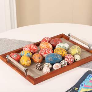 كرة خزفية صينية يدوية الصنع زرقاء وبيضاء بنقوش ثلجية حمراء مختلفة، كرة زخرفية لعيد الميلاد وعيد الفصح - Product Image 2