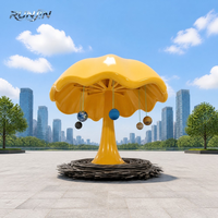 Grande sculpture de champignon jaune brillant suspendue, avec base en forme de boule du système solaire, pour l'extérieur, la place publique, l'art public, l'objectif d'art publicitaire, personnalisable