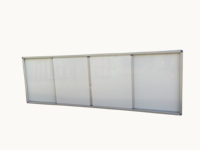 Salle de classe scolaire utilisant un tableau blanc magnétique coulissant pour les élèves