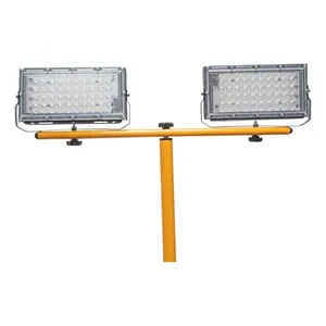 Illuminazione esterna treppiede con 2 50w riflettori LED che emettono luce bianca fredda - Product Image 1