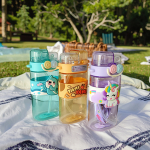 แก้วน้ำพลาสติกเด็กน่ารัก พร้อมสายสะพายสำหรับนักเรียน ล้างในเครื่องล้างจานได้ ดื่มได้โดยตรง เหมาะสำหรับโรงเรียนและการตั้งแคมป์ - Product Image 3