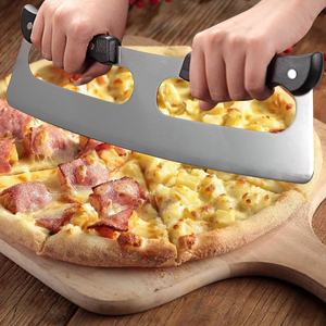 Cuchillo Cortador de <span class=keywords><strong>Pizza</strong></span> Profesional de Acero Inoxidable en Forma de Media <span class=keywords><strong>Luna</strong></span> para Rebanar <span class=keywords><strong>Pizza</strong></span> y Pan con Mango Cómodo para Hornear - Product Image 5