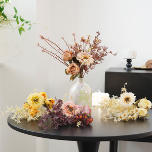 Bouquet de roses et de marguerites artificielles Plain Realm, fleurs en soie, couleurs automnales blanc, jaune, rose, café, décoration pour la maison - Product Image 2
