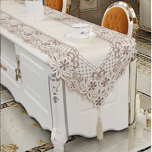 Camino de Mesa Largo Azul con Bordado Floral de Encaje Tejido Europeo Vintage - Product Image 2