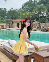 Gaun Mini Tali Spageti Kuning Berbahan Woven dengan Aksen Pita di Dada, Garis Pinggang Natural, Gaya Vietnam, Manis dan Feminin, Desain Cup Depan dengan Ikat Pita, Model A-Line