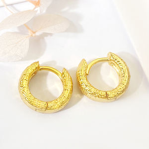 FOXI JEWELRY Venta al por mayor 10mm Pequeños pendientes Huggie Moda Retro Vintage Declaración Pendientes <span class=keywords><strong>de</strong></span> aro <span class=keywords><strong>de</strong></span> oro para mujer - Product Image 6