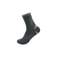 OEM Service Four Seasons Cotton Polyester Knitted Crew Socks pour les femmes Excellent design en jaune pour l'hiver Vente en gros