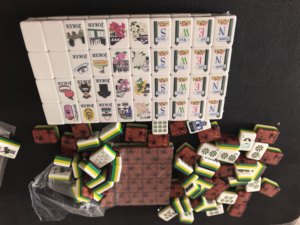 Jeu de Mahjong américain 4 couches en acrylique motif grain de bois, tuiles de Mahjong dessinées à la main avec motif Joker de dessin animé, idéal pour les voyages, les vacances, les jeux ou comme cadeau - Product Image 5