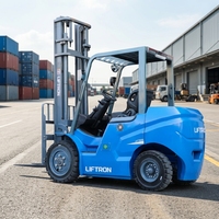 Chariot élévateur électrique à direction assistée Liftron CPD25 2500 kg pour la distribution d'équipements de jardinage