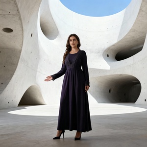 Robe Abaya en polyester de couleur unie de luxe pour femmes musulmanes, design élégant personnalisable, tissu de haute qualité - Product Image 2