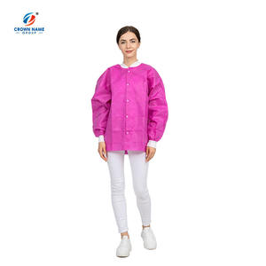 เสื้อกาวน์ป้องกันไฟฟ้าสถิตย์แบบใช้แล้วทิ้ง สีขาว ผลิตตามสั่ง ทำจากผ้า PP SMS ไม่ถักทอ แขนยาว ติดกระดุมสี่เม็ด ระดับการป้องกัน D สำหรับห้องปฏิบัติการ - Product Image 4