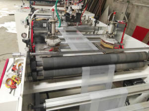 Machine automatique de fabrication de sacs en plastique robustes en LDPE pour riz et ciment, avec soufflets latéraux et fond à fermeture par couteau volant - Product Image 3