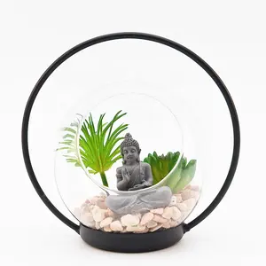 Nouvelle serre en verre à l'intérieur avec des plantes artificielles de galets et bouddha pour la décoration intérieure