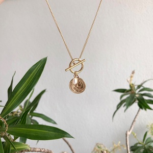 Collier de haute qualité en acier inoxydable avec fermoir OT, chaîne gourmette, perles et pendentif pièce d'or - Product Image 5