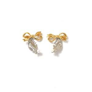 Boucles d'oreilles en perles, acier inoxydable 316L, placage or PVD, design plume et nœud, clous - Product Image 1