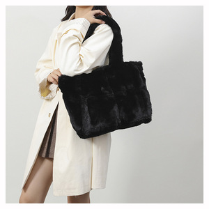 กระเป๋าถือขนกระต่ายนุ่มนิ่มน่ารัก Qetesh สำหรับผู้หญิง  กระเป๋าขนาดใหญ่จุของได้เยอะ รับผลิตแบบ OEM ODM สำหรับฤดูใบไม้ร่วงและฤดูหนาว กระเป๋าถือคุณภาพสูง อุ่นสบาย - Product Image 2