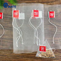 Matériaux d'emballage alimentaire biodégradables Sachets de thé pyramidaux triangulaires avec étiquettes et filets filtrants en nylon enveloppés de cordes