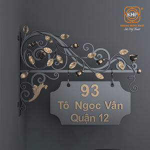 Numéro de maison en fer forgé KHP avec support de montage, design classique, artisanat durable pour villa et maison de luxe. - Product Image 2