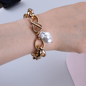 Bracelet de perles avec chaîne en or et pendentif en perle baroque, bijoux pour femmes à porter au quotidien - Product Image 1
