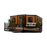 Maison préfabriquée moderne en conteneur avec terrasse, finition bois, maisonnette modulaire pour usage résidentiel, jardin et complexe hôtelier
